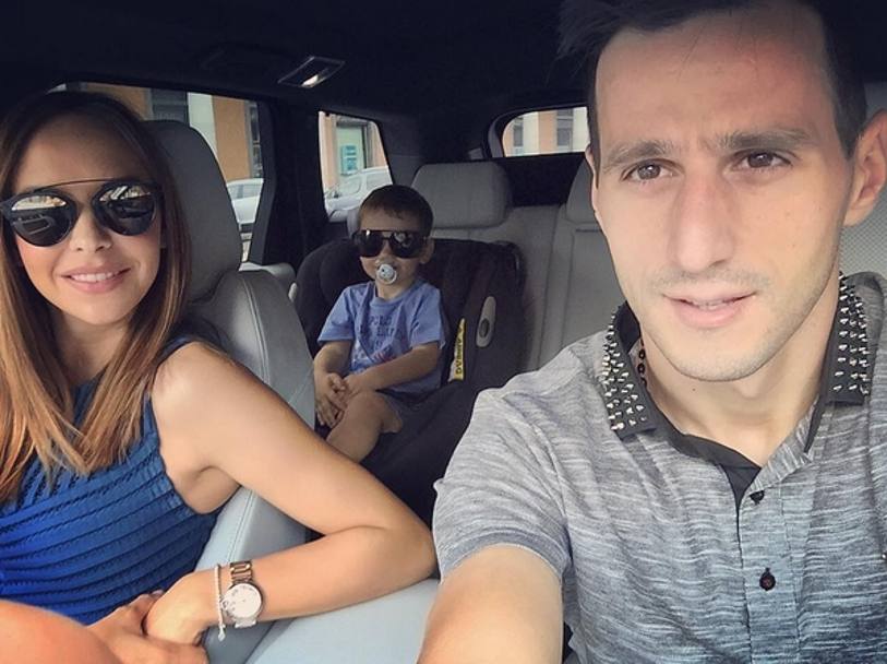 Eccolo con la compagna Vanja e il loro figlio. Instagram